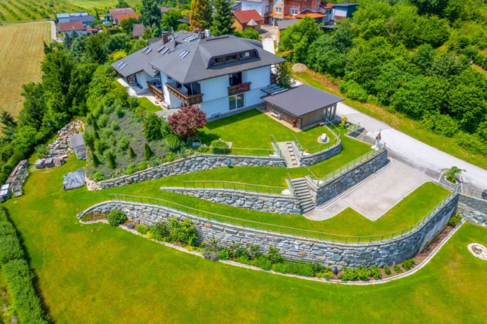 Ihr Paradiesgarten aus einer Hand Ihr Paradiesgarten aus einer Hand